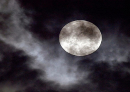 معهد الفلك: “القمر الأزرق” يطل على سكان كوكب الأرض الجمعة