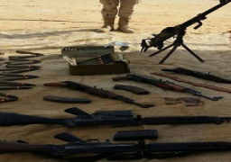 أهالي سيناء يسلمون عددا من الأسلحة لقيادة الجيش الثالث