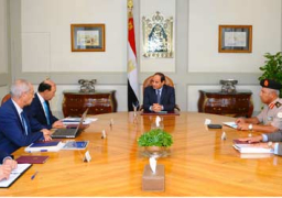 الرئيس يجتمع بمهاب مميش وعدد من مسئولي مشروع التنمية بمنطقة القناة