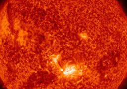 وكالة الفضاء الأمريكية “ناسا” تلتقط صورة لانفجارات متوسطة بالشمس