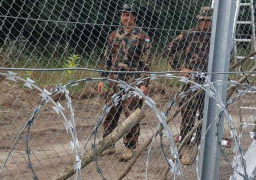 المجر تواصل بناء جدار فاصل مع صربيا وسط تدفق المزيد من اللاجئين