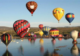 المناطيد الطائرة تحلق فوق معابد الأقصر احتفالا بافتتاح قناة السويس الجديدة