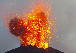 ارتفاع حصيلة ضحايا ثوران بركان “سينابونج” غرب إندونيسيا لـ6 قتلى