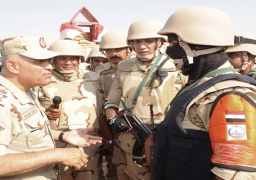 بالصور.. وزير الدفاع يتفقد المجموعات القتالية المرابطة شرق قناة السويس