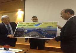 رئيس الوزراء يدشن طابع بريد بمناسبة افتتاح قناة السويس الجديدة