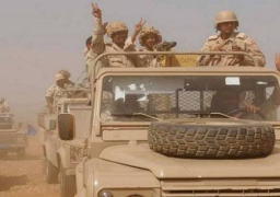 عبور عشرات الاليات العسكرية من السعودية الى اليمن وطائرة مدنية تحط في عدن