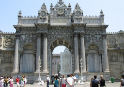 انفجار قنبلة صوتية أمام قصر دولمة بهتشة باسطنبول