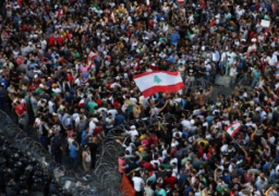 قوات الأمن اللبنانية تستخدم مدافع المياه ضد المحتجين.. وسلام يهدد بالاستقالة