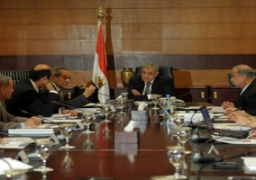 محلب: غرامات وغلق للمحلات والمطاعم التي تلقى بقمامتها في الشارع