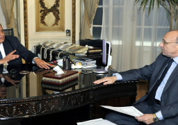 محلب يتلقى تقريرًا حول خطة وزارة الصحة للتأمين الطبي خلال احتفالية افتتاح قناة السويس الجديدة