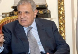 محلب يستعرض الموقف التنفيذي لشبكة الطرق القومية