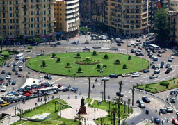 توافد عدد من المواطنين على ميدان التحرير للاحتفال بافتتاح قناة السويس الجديدة