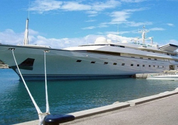 ميناء بورسعيد السياحي يستقبل يخت رجل الأعمال السعودي الوليد بن طلال