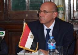 هلال يناقش الإستراتيجية الزراعية لتحقيق التنمية مع قيادات الوزارة