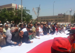 وزير الزراعة يوقع على أطول علم مصري إهداء للرئيس السيسي