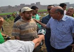 “هلال” و “مكرم” بالفيوم يوزعان 150 عقد لمنتفعي الاصلاح الزراعي بالصعيد