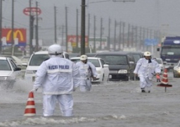 إجلاء عشرات الآلاف بسبب الفيضانات والانهيارات باليابان
