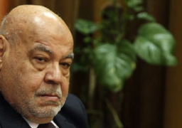 التحقيق خلال أيام في بلاغ يتهم أحمد مكي بتقاضي مكافآت مالية دون وجه حق