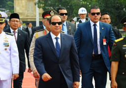 السيسي يضع إكليلاً من الزهور على المقبرة الوطنية لأبطال كاليباتا بإندونيسيا (صور)