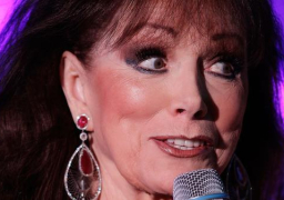 رحيل الروائية المثيرة للجدل جاكي كولينز