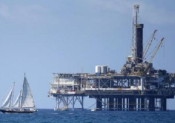 النفط يهبط أكثر من 3 % وسط تخمة في المعروض وخسائر أسهم الصين