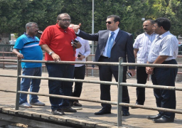 بالصور محافظ أسيوط: اجراءات احترازية لمعرفة مصدر بقع زيت صغيرة متقطعة في النيل