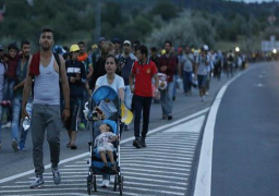 بالصور .. مسيرة اللاجئين السوريين من المجر إلى الحدود النمساوية بعد إغلاق السلطات محطات القطارات في وجوههم