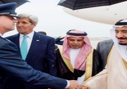 صحيفة سعودية: “كيري” يكسر البروتوكول الأمريكي من أجل الملك سلمان