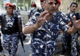 قوى الامن اللبنانية بدأت اخراج الناشطين الذين يحتلون وزارة البيئة
