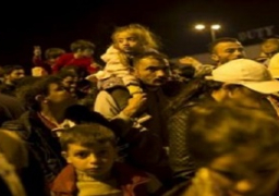 مئات المهاجرين يستقلون حافلات مجرية عند الحدود الكرواتية