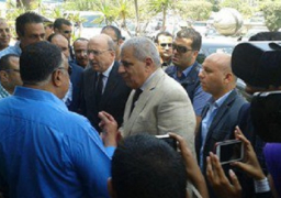 محلب يزور مصابي حادث الواحات بمستشفى دار الفؤاد