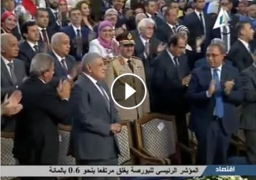 فيديو :الرئيس السيسي يوجه التحية لرئيس الوزراء السابق إبراهيم محلب وسط تصفيق حاد من الحضور