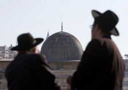 مستوطنون إسرائيليون يقتحمون مقامات دينية قرب نابلس