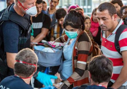 مهاجرون يندفعون صوب أرصفة محطة قطارات بودابست بعد إعادة فتحها