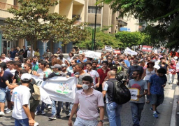 نشطاء يعتصمون أمام وزارة المالية اللبنانية ووزير البيئة يلتقي المضربين