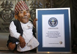 وداعًا أقصر رجل في العالم.. طوله 54,6 سنتيمتر.. وأسعد لحظات حياته لقاؤه نقيضه الذي يبلغ 2,51 متر