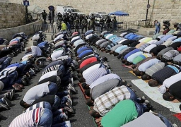 آلاف الفلسطينيين يؤدون صلاة الجمعة في شوارع القدس القديمة