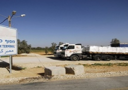 إدخال بضائع ومواد بناء لغزة عبر “كرم أبو سالم”