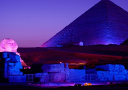 إضاءة الأهرامات باللون الأزرق احتفالا بالذكرى الـ70 للأمم المتحدة