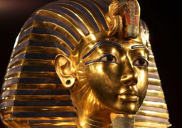 عرض ثلاثي الأبعاد لقناع توت عنخ آمون طوال فترة ترميمه