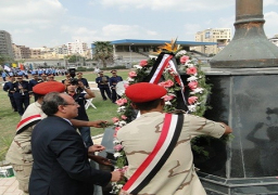 سلطان والخولي يضعان أكاليل الزهور على النصب التذكاري بالبحيرة والأسكندرية