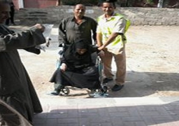 سيدة تتجاوز 100 عام تدلي بصوتها في لجنه بالمنيا