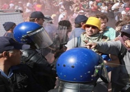 شرطة جنوب أفريقيا تطلق قنابل صوت على طلبة خارج مقر الرئيس