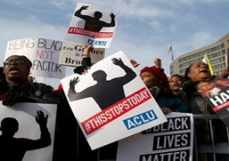 عشرات المتظاهرين فى الولايات المتحدة ضد عنف الشرطة الأمريكية