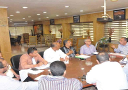 عقب جولة مفاجئة..محافظ أسوان يستبعد رئيس قطاع الصرف الصحي لانتشار الطفح