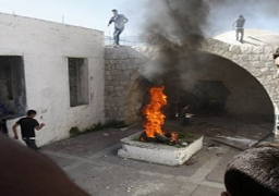 فلسطينيون يضرمون النيران فى قبر يوسف المقدس لدى الإسرائيلين شرق نابلس