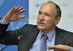 مخترع الإنترنت: فيس بوك تريد احتكار الخدمة والسيطرة على عقول الفقراء