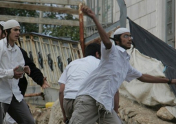 مستوطنون مسلحون يهاجمون منازل الفلسطينيين شرق الخليل