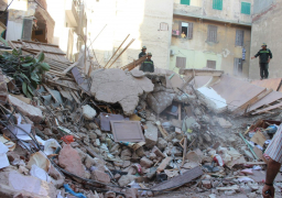 محافظ الإسكندرية بالإنابة يقدم إعانة عاجلة لثلاث أسر بعد انهيار عقارهم