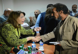 الخولي ووالي تقدمان التعويضات لمتضرري نوة الأمطار الأخيرة بالأسكندرية